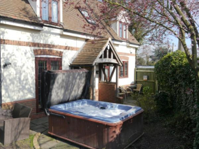 Measure Cottage - Sleeps 5 - Private Hot tub and garden